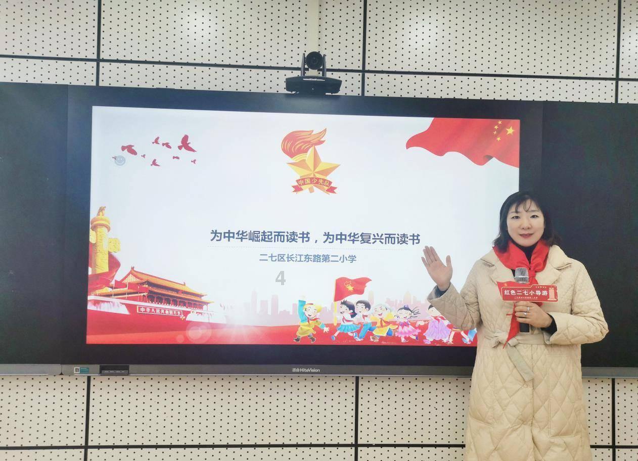 “脑瘫诗人”余秀华一夜爆红，结识小14岁的男友，却遭家暴
